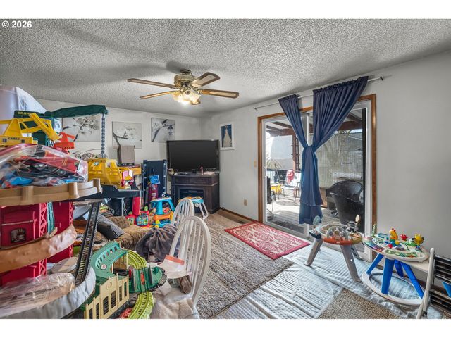 230 Sw 8TH Ave, Canby, OR 97013