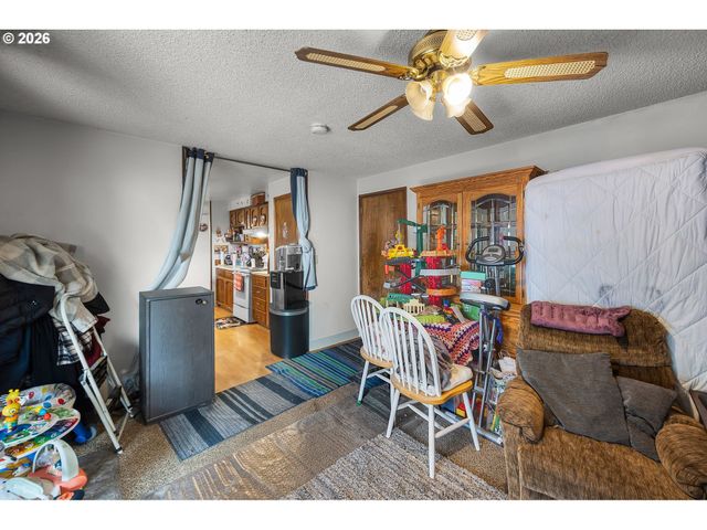 230 Sw 8TH Ave, Canby, OR 97013