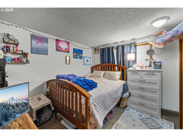 230 Sw 8TH Ave, Canby, OR 97013