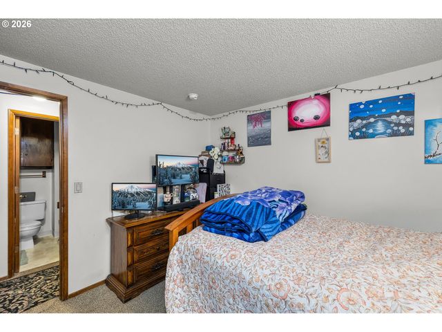 230 Sw 8TH Ave, Canby, OR 97013