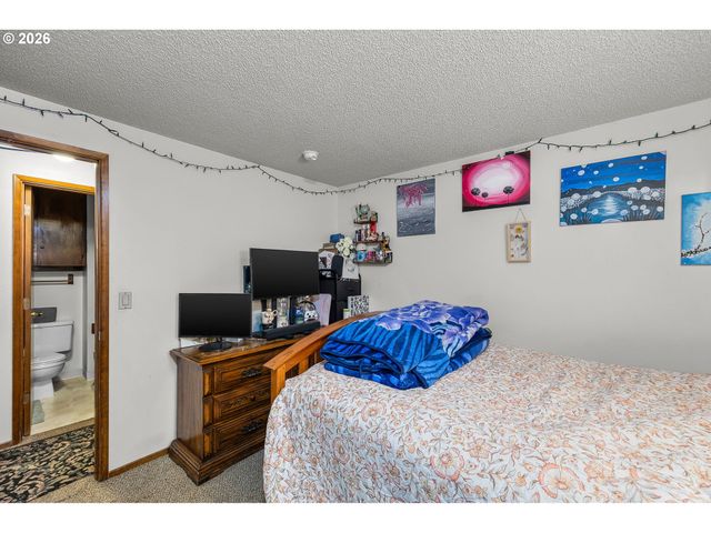 230 Sw 8TH Ave, Canby, OR 97013