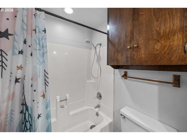 230 Sw 8TH Ave, Canby, OR 97013