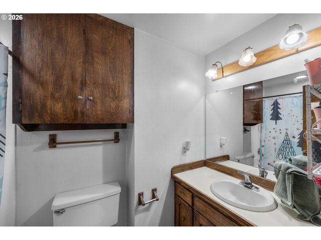 230 Sw 8TH Ave, Canby, OR 97013