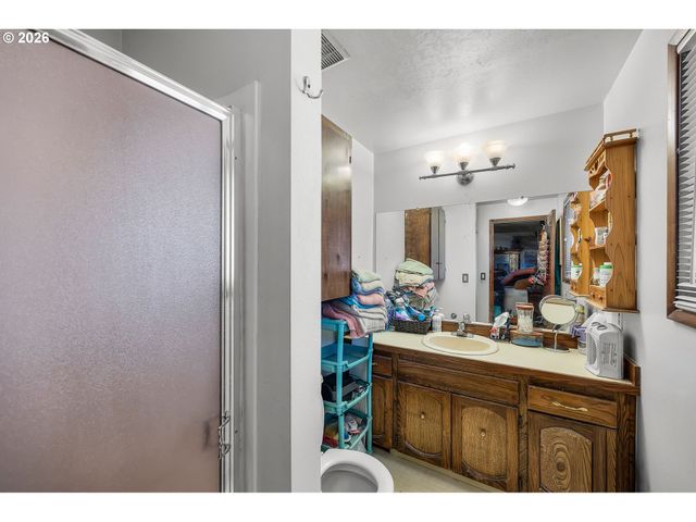 230 Sw 8TH Ave, Canby, OR 97013