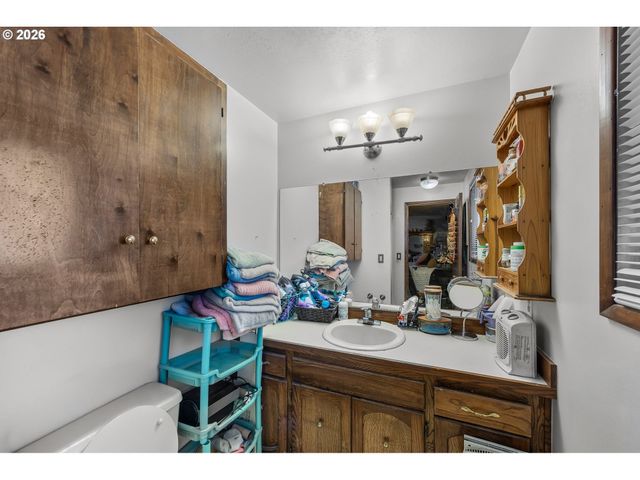 230 Sw 8TH Ave, Canby, OR 97013