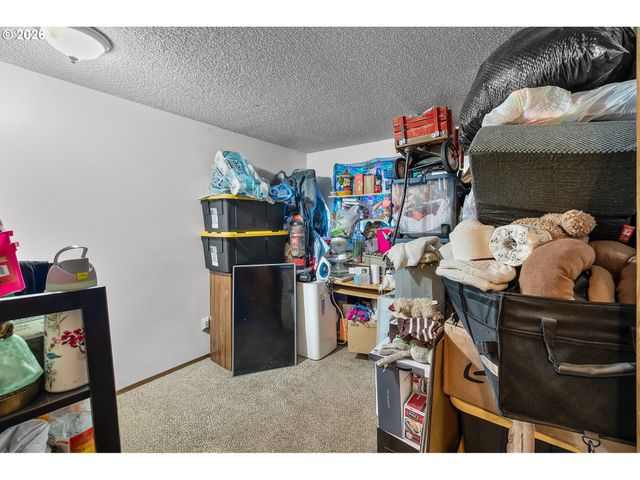 230 Sw 8TH Ave, Canby, OR 97013