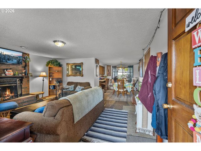 230 Sw 8TH Ave, Canby, OR 97013