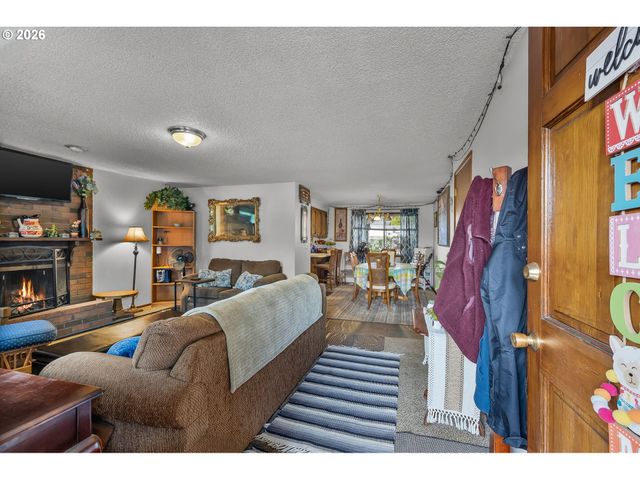 230 Sw 8TH Ave, Canby, OR 97013