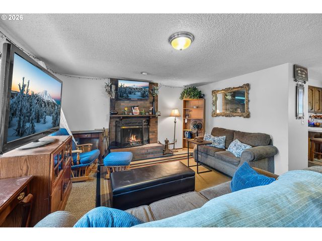 230 Sw 8TH Ave, Canby, OR 97013