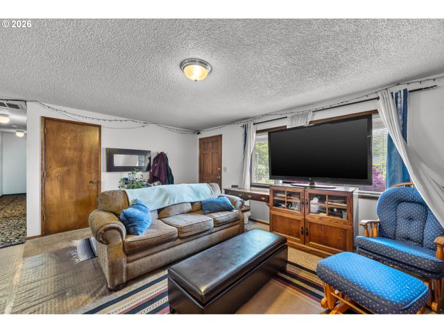 230 Sw 8TH Ave, Canby, OR 97013