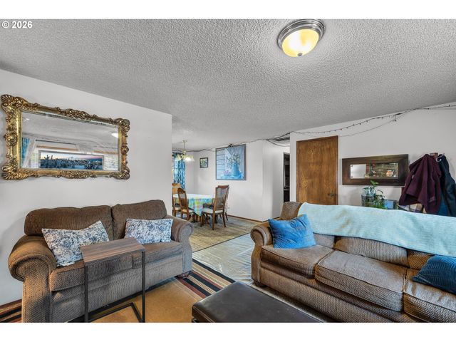 230 Sw 8TH Ave, Canby, OR 97013