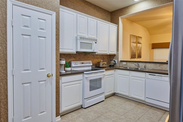 22 W Greenhill Terrace Place, The Woodlands, TX 77382