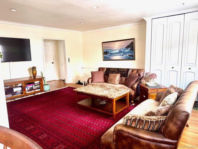 196-40 Pompeii Avenue 2B, Hollis, NY 11423