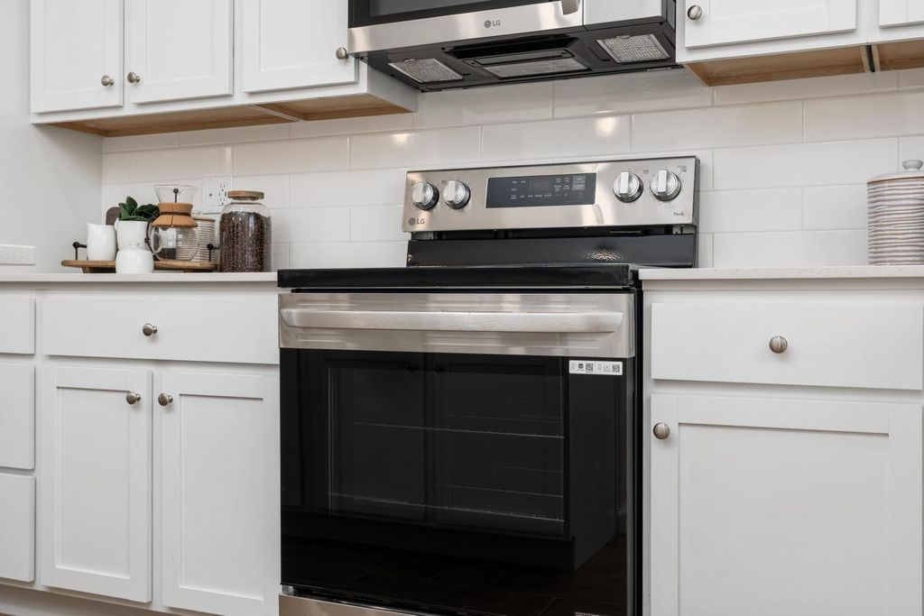 Image 17 of property listing at 6575 E Cresthaven Drive, Fresno, CA 93727