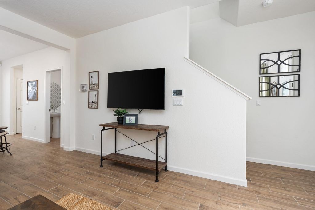 Image 6 of property listing at 6575 E Cresthaven Drive, Fresno, CA 93727