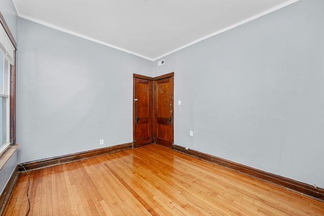 7841 S Burnham Avenue, Chicago, IL 60649