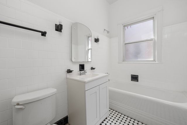 7841 S Burnham Avenue, Chicago, IL 60649