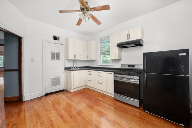 7841 S Burnham Avenue, Chicago, IL 60649