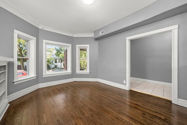 7841 S Burnham Avenue, Chicago, IL 60649