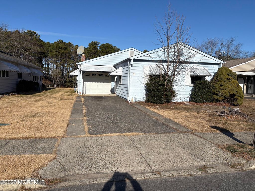 55 Selkirk Avenue, Toms River, NJ 08757