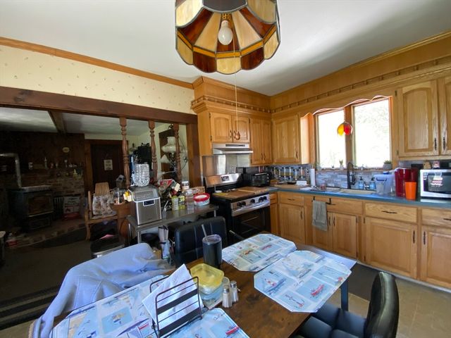 109 Brookfield Rd, Brimfield, MA 01010