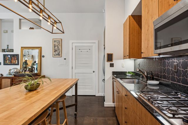 9 Ealing Ln, Oakland, CA 94608