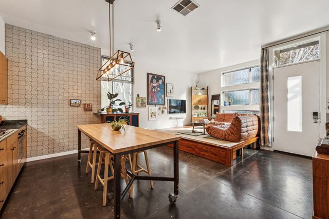 9 Ealing Ln, Oakland, CA 94608