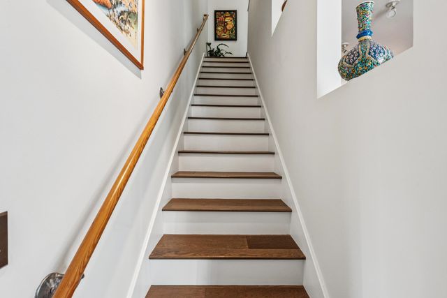 9 Ealing Ln, Oakland, CA 94608