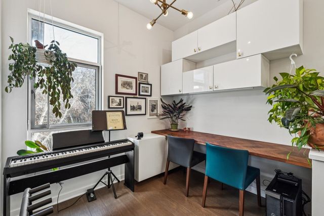 9 Ealing Ln, Oakland, CA 94608