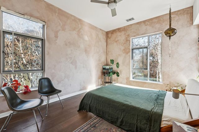 9 Ealing Ln, Oakland, CA 94608