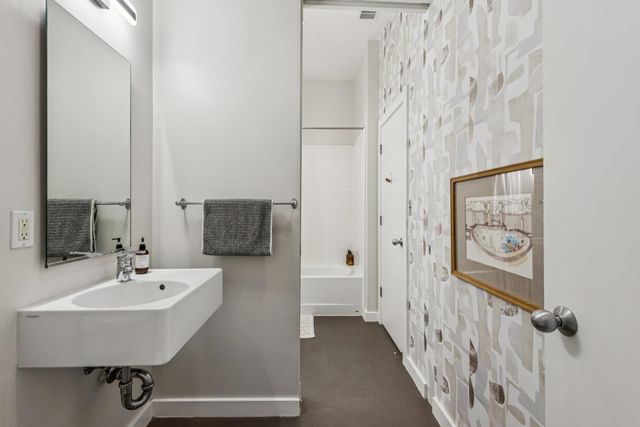 9 Ealing Ln, Oakland, CA 94608