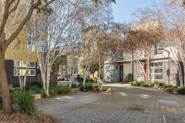 9 Ealing Ln, Oakland, CA 94608