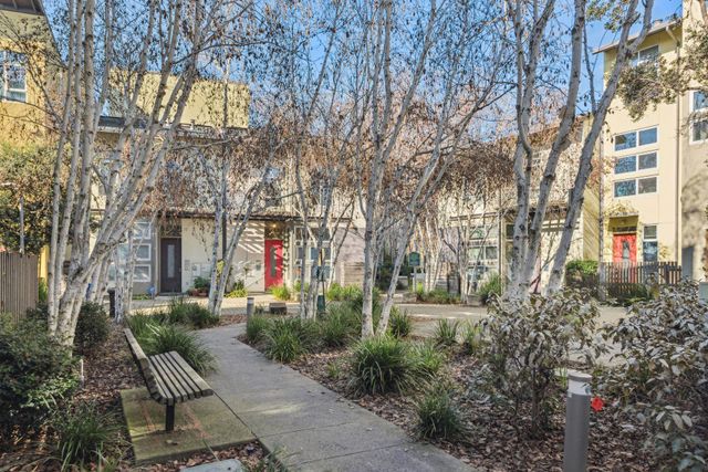 9 Ealing Ln, Oakland, CA 94608