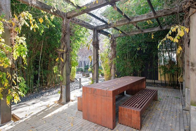 9 Ealing Ln, Oakland, CA 94608