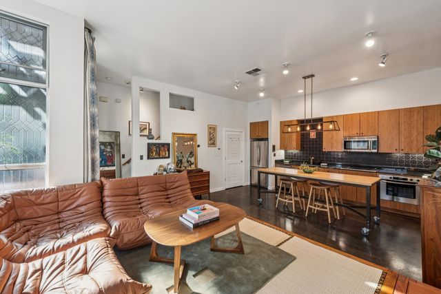 9 Ealing Ln, Oakland, CA 94608