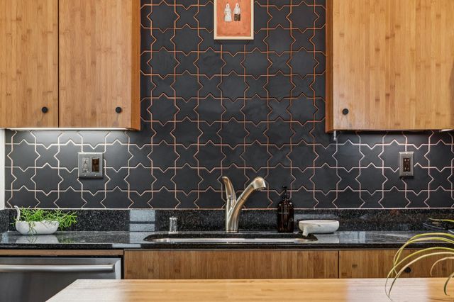 9 Ealing Ln, Oakland, CA 94608