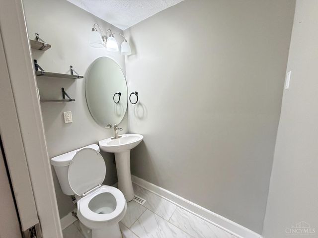 1018 Winding Way, Lebanon, OH 45036