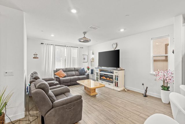 5643 Sailrock St, Sacramento, CA 95835