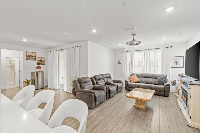 5643 Sailrock St, Sacramento, CA 95835