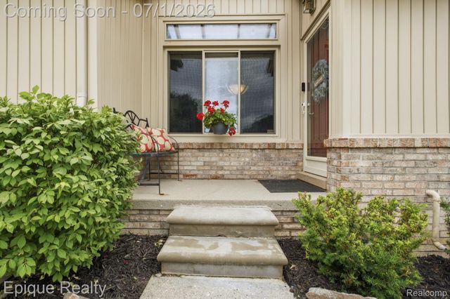 1982 Valley Lane, Orion Charter Township, MI 48360