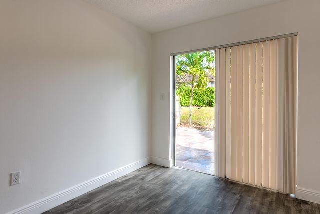 5847 S 37th Street, Greenacres, FL 33463