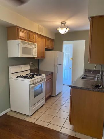 1840 W Hatherleigh Court 2D, Mount Prospect, IL 60056