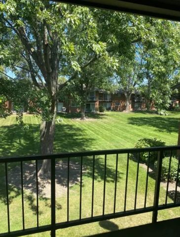 1840 W Hatherleigh Court 2D, Mount Prospect, IL 60056