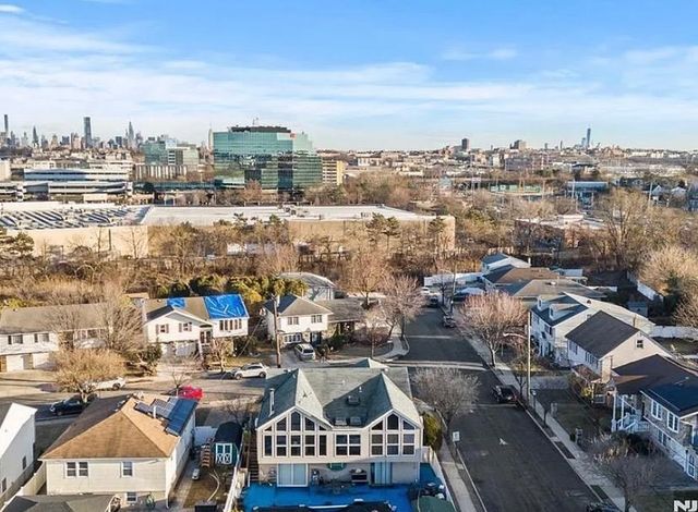 40 VALLEY CT, Secaucus, NJ 07094