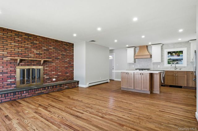 21 Robbins Street, Lindenhurst, NY 11757