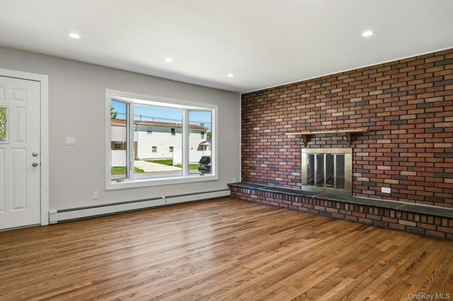 21 Robbins Street, Lindenhurst, NY 11757