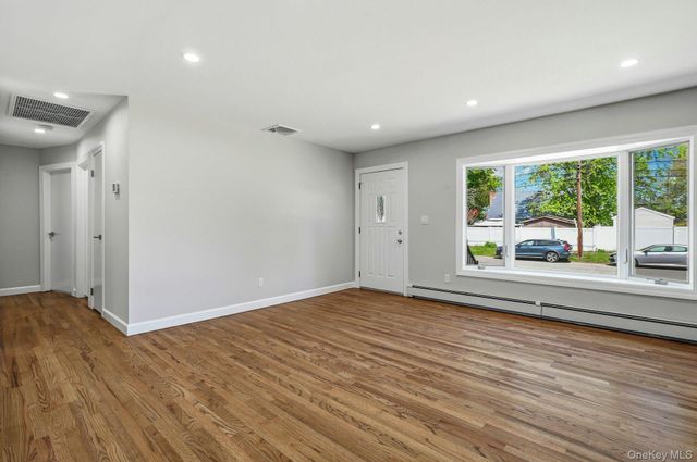 21 Robbins Street, Lindenhurst, NY 11757