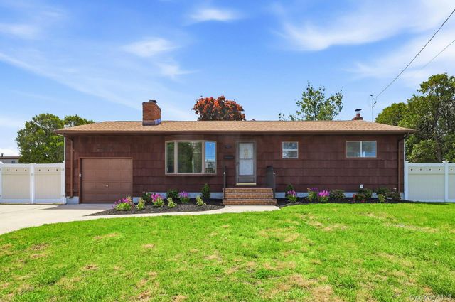 21 Robbins Street, Lindenhurst, NY 11757