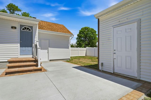 21 Robbins Street, Lindenhurst, NY 11757
