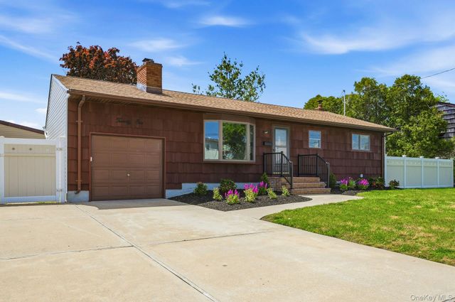 21 Robbins Street, Lindenhurst, NY 11757